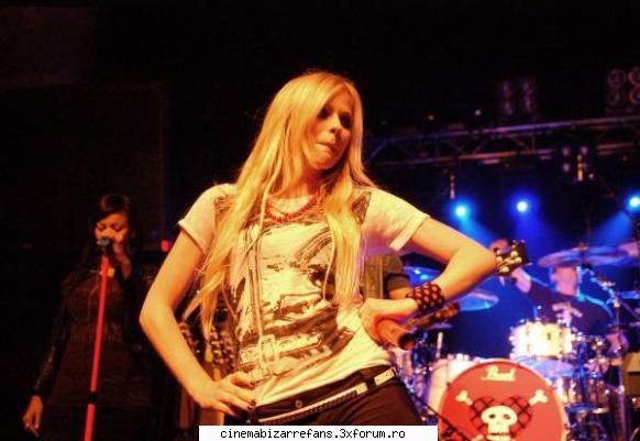 avril lavigne a debutat �n rolul de �n cadrul filmului pentru copii over the hedge (peste bazat pe